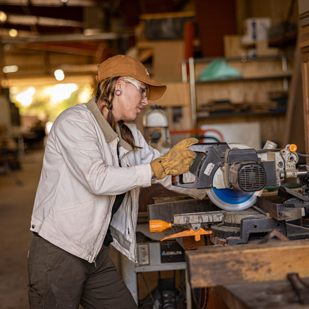 Female using saw blade Carhartt 